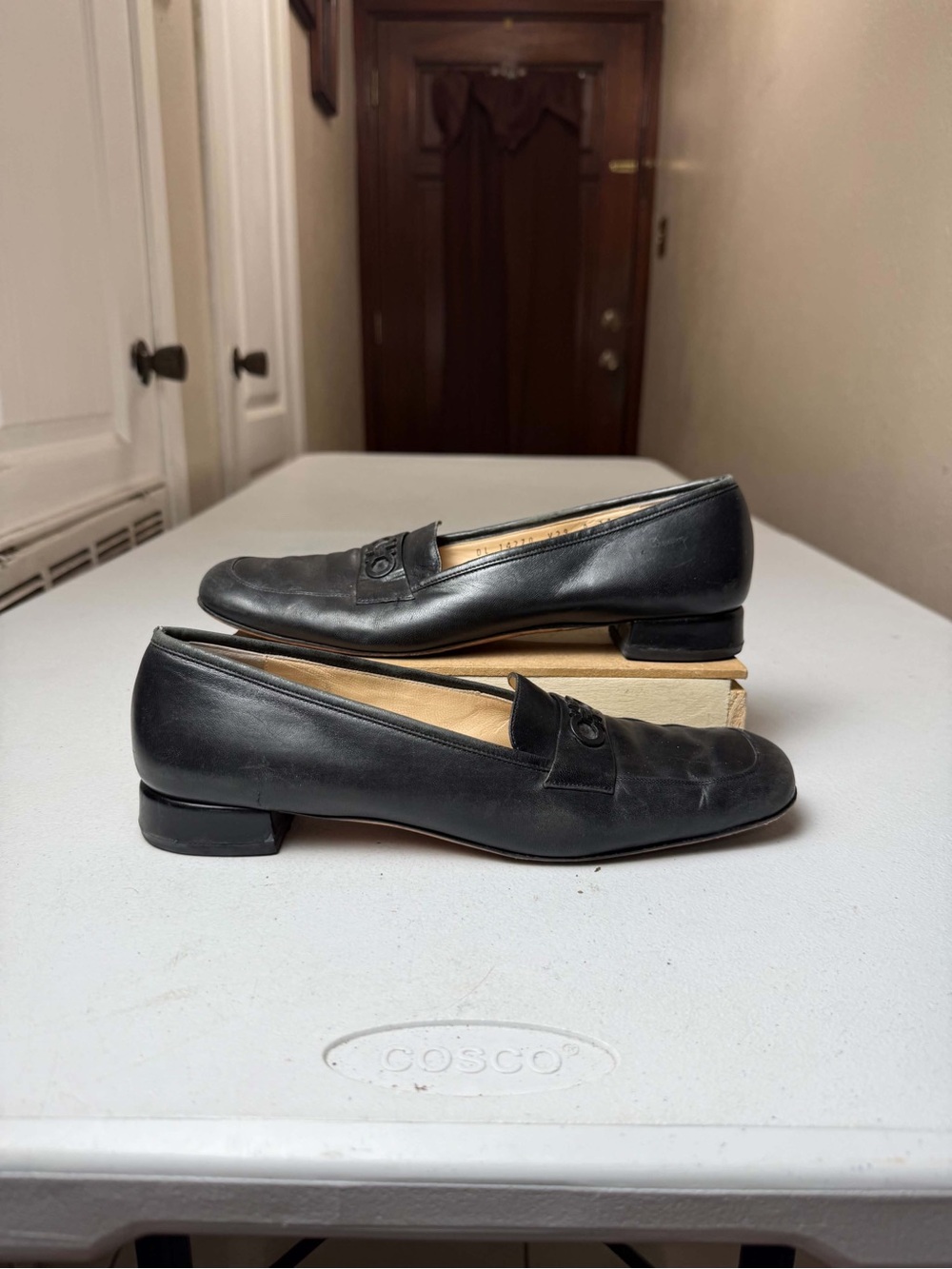 Vintage women Ferragamo navy leather loafers Sz 9